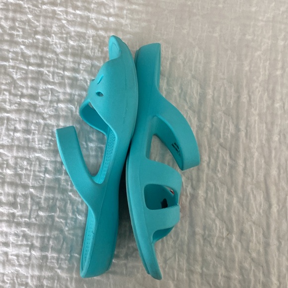 Crocs woman’s size 6 strapped sandals - Picture 8 of 10